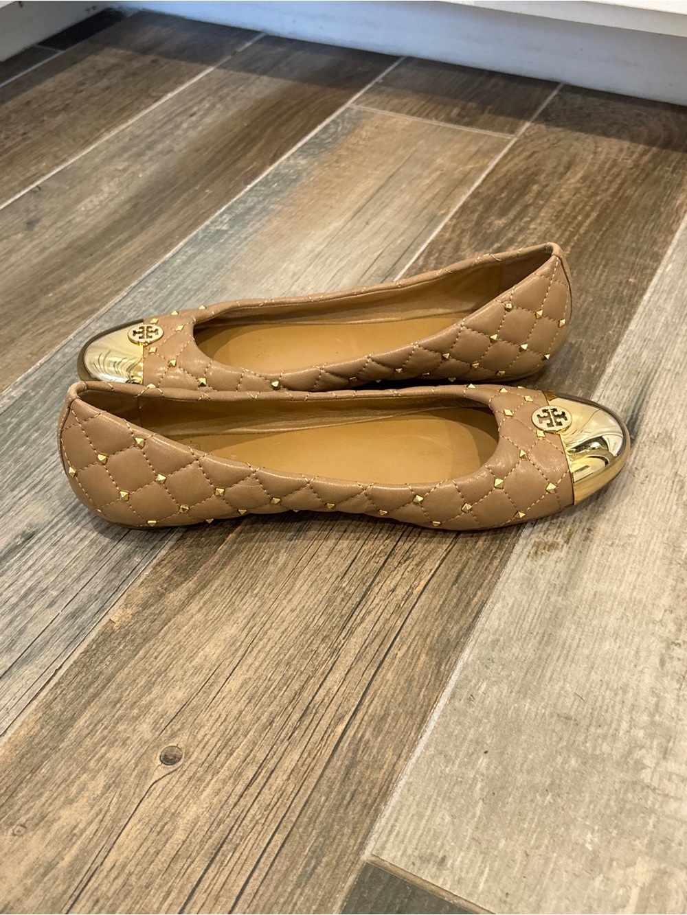 Tory Burch Kaitlin Taupe Gold Cap Toe Studded Medallion Slip On Ballet Flats 9 - Picture 8 of 12